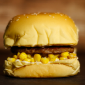 pão,  contra filé 100g,  maionese,  milho,  cebola,  ovo de codorna,  batata frita ou palha