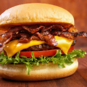 pão,  contra filé 100g,  maionese,  queijo,  bacon,  milho,  cebola,  ovo de codorna,  alface,  tomate,  batata frita ou palha