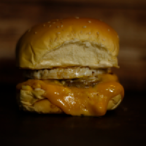 pão,  contra filé 100g,  maionese,  queijo,  milho,  cebola,  ovo de codorna,  batata frita ou palha