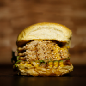 pão,  filé de peito 100g,  maionese,  milho,  ovo de codorna,  batata frita ou palha