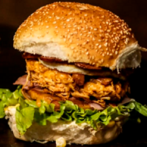 pão,  filé de peito 100g,  maionese,  bacon,  ovo,  queijo,  presunto,  alface,  tomate,  milho,  ovo de codorna,  batata frita ou palha