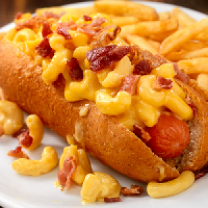 PÃO,  DUAS SALSICHAS,  MOLHO,  MILHO,  UVA PASSAS,  CENOURA,  BETERRABA,  BATATA FRITA,  BACON,  QUEIJO PARMESÃO,  OVO DE CODORNA,  ORÉGANO.