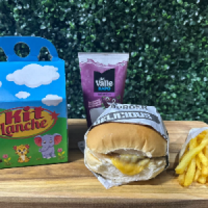 01 x-burgue (pão,  maionese,  carne de hamburguer,  queijo prato)
- 01 suco kapo - 01 batata-frita (acompanha maletinha)
