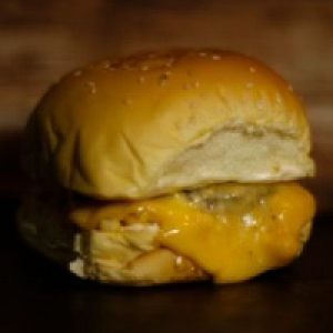 Pão,  maionese,  carne suculenta,  queijo prato,  milho,  batata palha ou fritas crocante e parmesão ralado.