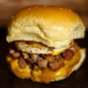 Pão,  maionese,  carne suculenta,  queijo prato,  milho,  ovo,  bacon,  batata palha ou fritas crocante e parmesão ralado.