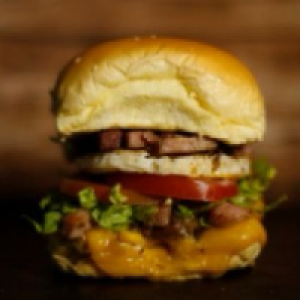 Pão,  maionese,  carne artesanal 100g,  queijo prato,  milho,  ovo,  bacon,  alface,  tomate,  batata palha ou fritas crocante e parmesão ralado.