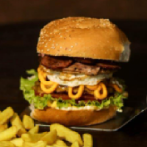 Pão,  maionese,  2 carnes artesanal 100g ,  queijo prato,  milho,  ovo,  bacon,  calabresa,  presunto,  cheddar cremoso,  alface,  tomate,  batata palha ou fritas crocante,  parmesão ralado.