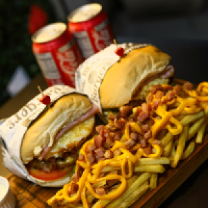 2 X-tudo,  2 refrigerante lata,  + batata frita com cheddar e bacon.