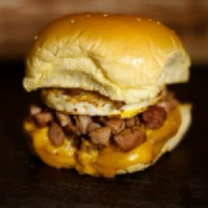 Pão,  maionese,  carne suculenta,  queijo prato,  milho,  ovo,  bacon,  batata palha ou fritas crocante e parmesão ralado.