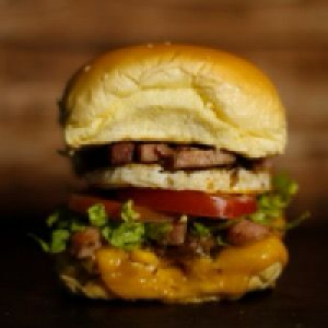Pão,  maionese,  carne suculenta,  queijo prato,  milho,  ovo,  bacon,  alface,  tomate,  batata palha ou fritas crocante e parmesão ralado.