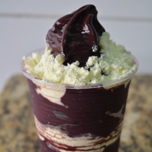 Escolha o sabor do açaí,  acompanhamentos,  caldas e 1 creme