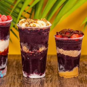 Metade açaí e metade creme ou sorvete. 1 sabor de açaí,  5 complementos,  3 guloseimas,  1 calda,  2 frutas e um creme ou sorvete.