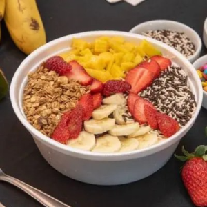 Até 2 sabores de sorvete,  5 complementos,  guloseimas,  1 calda,  1 fruta e cremes.