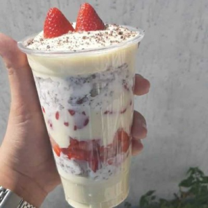 Até 3 sabores de sorvete,  5 complementos,  guloseimas,  1 calda,  1 fruta e cremes.