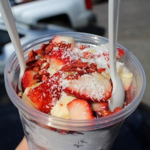 Escolha o sabor do açaí,  acompanhamentos,  caldas e 1 creme