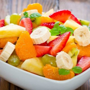 Escolha as frutas,  o creme e os acompanhamentos.