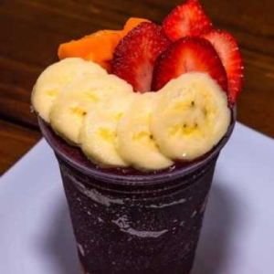 Escolha o sabor do açaí,  acompanhamentos,  caldas,  2 cremes e sorvete. Nos copos a partir de 400ml pode ir uma bola de sorvete no meio,  no lugar de uma das guloseimas.