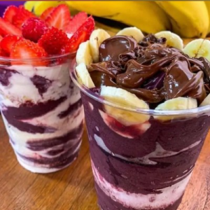 Escolha o sabor do açaí,  acompanhamentos,  caldas,  2 cremes e sorvete. Nos copos a partir de 400ml pode ir uma bola de sorvete no meio,  no lugar de uma das guloseimas.