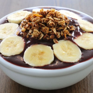 Escolha o sabor do açaí,  acompanhamentos,  caldas,  2 cremes e sorvete. Nos copos a partir de 400ml pode ir uma bola de sorvete no meio,  no lugar de uma das guloseimas.