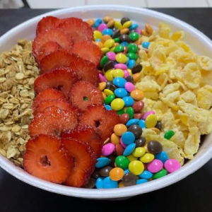 Escolha o sabor do açaí,  acompanhamentos,  caldas,  2 cremes e sorvete. Nos copos a partir de 400ml pode ir uma bola de sorvete no meio,  no lugar de uma das guloseimas.