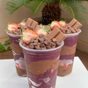 Escolha o sabor do açaí,  3 complementos e 2 frutas. Acompanha creme de Kit Kat no topo,  no meio e no fundo,  além de barras de Kit Kat.