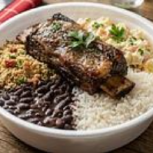 Acompanha Arroz,  feijão,  farofa,  maionese,  1 pedaço de costela

