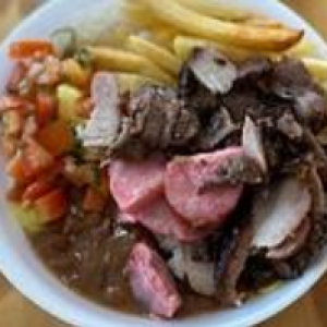 Arroz,  feijão,  farofa,  batata frita,  churrasco,  maionese

