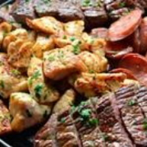 500g de Porção mista contendo carne de boi,  linguiça ,  carne de porco e coração (todos assados na brasa) acompanha 2 pães de alho e vinagrete.

