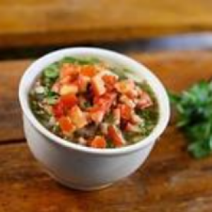 Contém vinagre,  cebola,  pimentão e tomate

