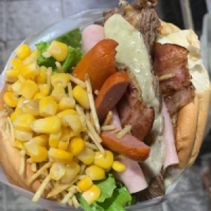 Pão,  hambúrguer,  filé mignon,  ovo,  salsicha,  2 bacon,  2 presunto,  2 mussarela,  tomate,  alface,  milho e batata palha.