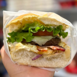 Pão,  hambúrguer caseiro,  bacon,  ovo,  mussarela,  cebola roxa,  tomate e alface.