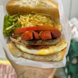 Pão,  hambúrguer,  bacon,  presunto,  ovo,  mussarela,  salsicha,  tomate,  alface,  milho e batata palha.