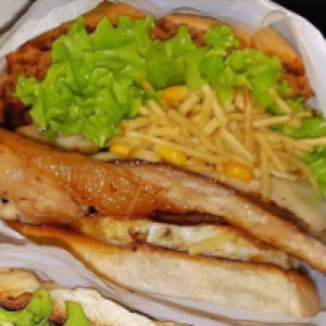 Pão,  lombinho suíno,  bacon,  ovo,  mussarela,  tomate,  alface e batata palha.