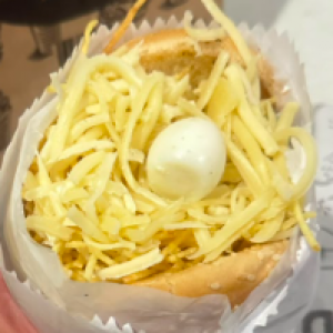 Pão,  carne,  queijo,  milho,  batata palha ,  queijo ralado e ovo de codorna. (FOTO ILUSTRATIVA)