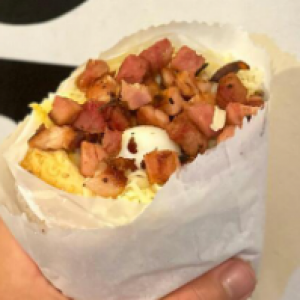 Pão,  carne,  queijo,  ovo,  bacon,  milho,  batata palha queijo ralado e ovo de codorna.(FOTO ILUSTRATIVA)