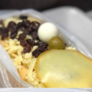 Pão hot dog ,  salsicha ,  presunto,  milho,  batata palha,  queijo ralado,  ovo de codorna,  passas e provolone.