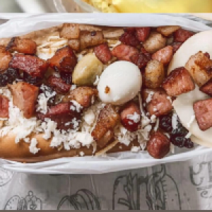 Pão hot dog ,  salsicha ,  presunto,  milho,  batata palha,  queijo ralado,  ovo de codorna,  passas,  provolone e Bacon .
