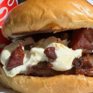 Pão brioche , carne de PICANHA 120g ou ARTESANAL120g,  Creme chesse ,  bacon cubo .