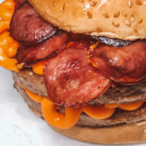 2 carne picanha 120g ,  Calabresa OU Bacon ,   Cheddar ,  Ovo .