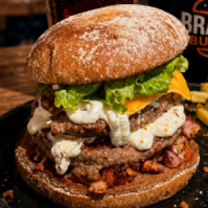 2 carne Artesanal ou picanha 120g cada ,  queijo prato ,  chesse ,  bacon ,  tomate ,  alface .