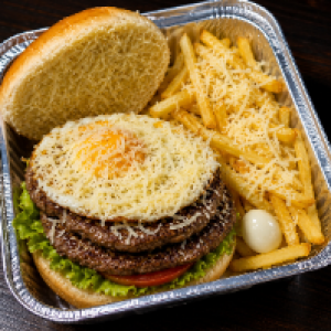 Pão ,  2 carne Picanha 120g cada ou 2 carne Artesanal 120g cada ,  ovo ,  queijo prato ,  presunto ,  alface ,  tomate ,  batata frita ,  queijo ralado e ovo de codorna . (foto ilustrativa).