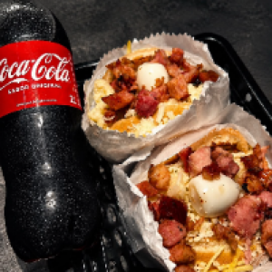 2 X BACON ,  CARNE 56G ,  QUEIJO PRATO ,  MILHO ,  BATATA PALHA , QUEIJO RALADO ,  OVO DE CODORNA + 1 COCA COLA 2L .