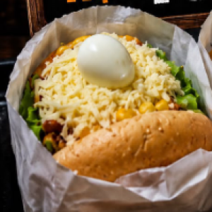 Pão,  carne,  queijo,  presunto ,  ovo,  bacon,  alface,  tomate,  milho,  batata palha,  queijo ralado e ovo de codorna.(FOTO ILUSTRATIVA)