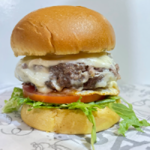Pão brioche selado na manteiga,  suculenta carne de 180g na brasa,  salada fresca de tomate e alface,  ovo frito e muito queijo.