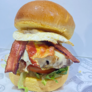 Pão brioche selado na manteiga,  suculenta carne de 180g na brasa,  salada fresca de alface e tomate,  bacon torradinho,  ovo frito e muito queijo.