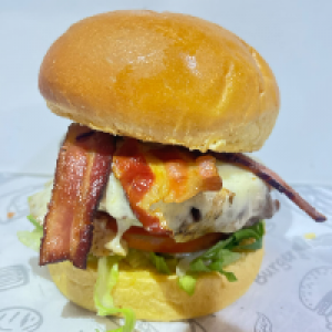 Pão brioche selado na manteiga,  suculenta carne de 180g na brasa,  salada fresca de alface e tomate,  bacon torradinho e muito queijo.