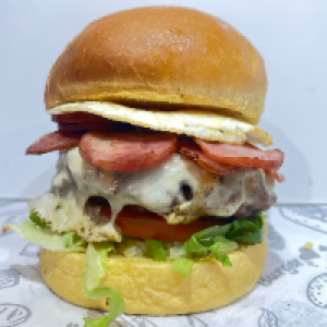 Pão brioche selado na manteiga,  suculenta carne de 180g na brasa,  salada fresca de alface e tomate,  cebola caramelizada,  generosas fatias de calabresa,  ovo frito e muito queijo.
