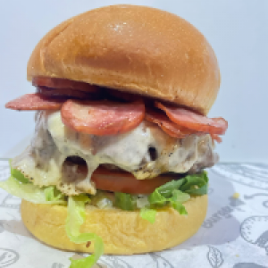 Pão brioche selado na manteiga,  suculenta carne de 180g na brasa,  salada fresca de alface e tomate,  cebola caramelizada,  generosas fatias de calabresa e muito queijo.