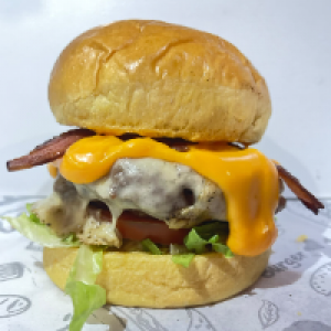 Pão brioche selado na manteiga,  suculenta carne de 180g na brasa,  bacon torradinho,  salada de alface e tomate fresco e muito cheddar bacon.