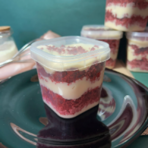 Massa de red velvet,  com brigadeiro branco e geleia de morango.
